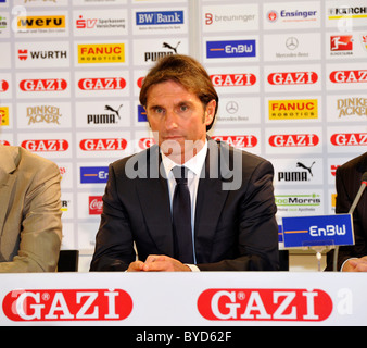 Premere il tasto Conferenza, introduzione di nuovi VfB Stuttgart football manager Bruno Labbadia Foto Stock