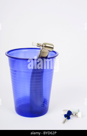 Igiene dentale, trapano dentistico con spazzole di lucidatura in un tumbler Foto Stock