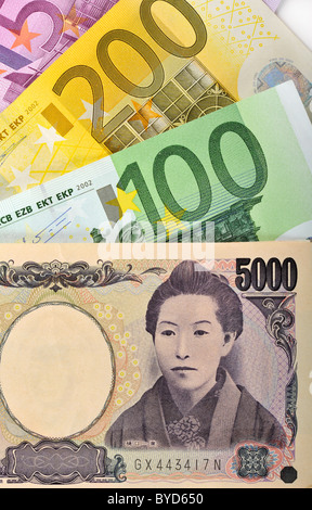 Fan di varie banconote in euro e yen giapponese, immagine simbolica per i tassi di cambio Foto Stock