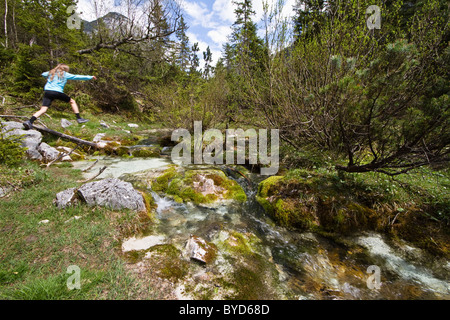 Bike tour all'origine del fiume Isar in Hinterautal, montagne Karwendel, Alpi Austria, Europa Foto Stock