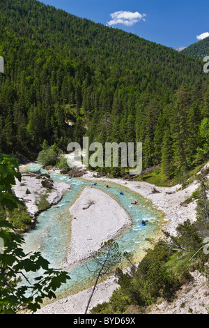 Kajaking sulla parte superiore raggiunge del fiume Isar in valle Hinterautal, montagne Karwendel, Alpi, Tirolo, Austria, Europa Foto Stock