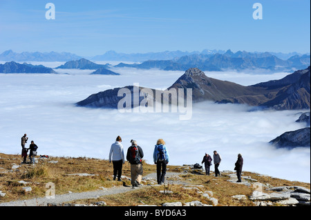 Gli escursionisti in montagna Chaeserrugg guardando sopra un mare di nebbia visto verso l Alpstein montagne, Arth Goldau, Svitto, Svizzera Foto Stock