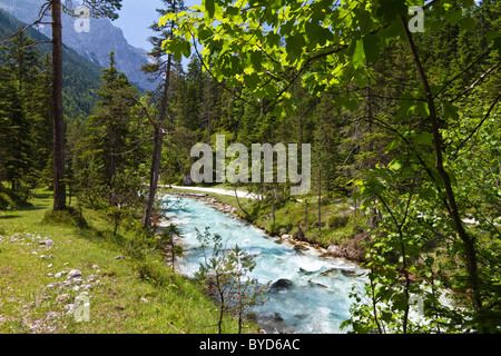 Parte superiore del fiume Isar, mountain bike tour per l'origine del fiume Isar, Hinterautal, montagne Karwendel, Alpi, Tirolo, Austria, Europa Foto Stock