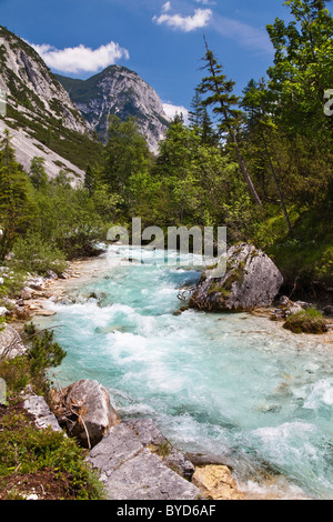 Raggiunge la parte superiore del fiume Isar in valle Hinterautal, montagne Karwendel, Alpi, Tirolo, Austria, Europa Foto Stock