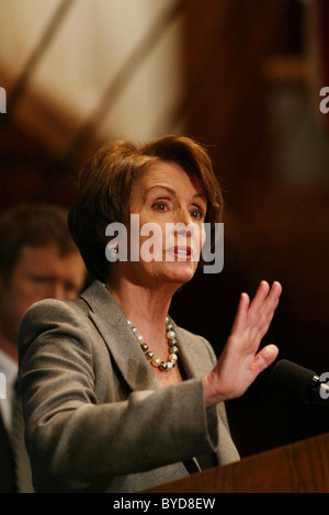 America la prima donna presidente della Camera Nancy Pelosi ha parlato con il leader della maggioranza del Senato Harry Reid presso il National Press Foto Stock