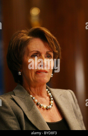 America la prima donna presidente della Camera Nancy Pelosi ha parlato con il leader della maggioranza del Senato Harry Reid presso il National Press Foto Stock