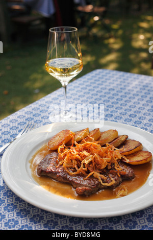 Arrosto di manzo con cipolle e vino bianco, Loibnerhof, Unterloiben, Wachau, Waldviertel, Austria Inferiore, Austria, Europa Foto Stock