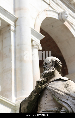 Statua di Andrea Palladio di fronte alla Basilica del Palladio, Piazzetta Andrea Palladio, Vicenza, Veneto, Italia, Europa Foto Stock