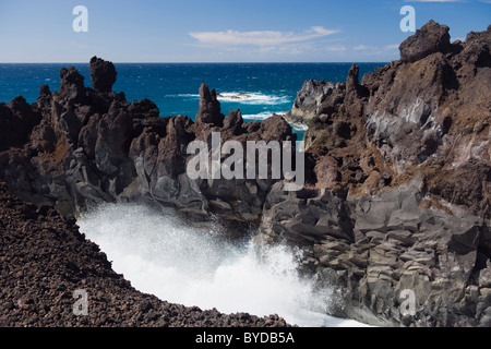 Surf sulla costa rocciosa di Los Hervideros, paesaggio vulcanico, Parco Nazionale di Timanfaya, Lanzarote, Isole Canarie, Spagna, Europa Foto Stock