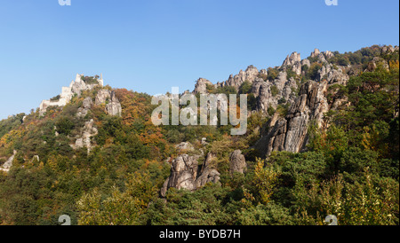 Rocce con giardino d'arrampicata e Burgruine Duernstein rovine del castello, Wachau, Waldviertel, Niederoesterreich, Oesterreich, Europa Foto Stock