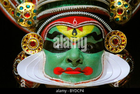 Kathakali, Kathakai ballerino di danza del tempio, Kerala Kathakali Centre, Kochi, Ernakulam, Fort Cochin, Vypan, Ochanathuruthu, India Foto Stock