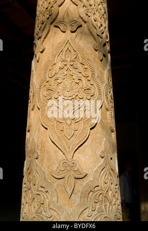 Dettaglio di un pilastro di legno in una moschea di Ichon Qala, Uzbekistan in Asia centrale Foto Stock