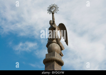 Statua di un angelo sulla piazza Ala-Too, Bishkek, Kirghizistan, Asia centrale Foto Stock