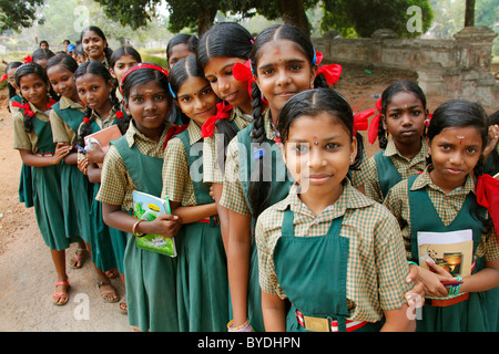 Scuola ragazze in uniforme scolastica, il giardino del palazzo, Hill Palace, Tripunithura, Ochanathuruthu, Kerala, India, Asia Foto Stock