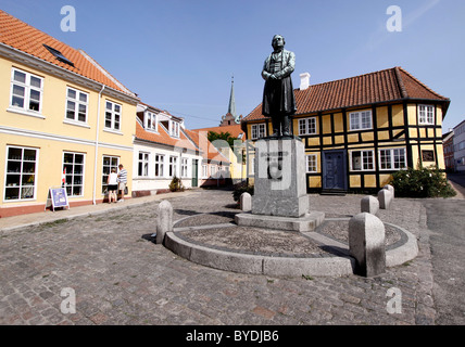 Sqare in Rudkøbing con una statua del fisico e chimico Hans Christian Ørsted, Langeland, Danimarca, Europa Foto Stock