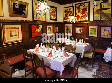 Ristorante Gozzoburg con dipinti di Helga Bruckner, Krems, Wachau, Waldviertel, Foresta trimestre, Austria Inferiore, Austria Foto Stock