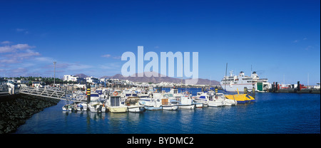 Le barche nel porto, Playa Blanca, Lanzarote, Isole Canarie, Spagna, Europa Foto Stock