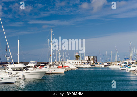 Barche a vela nel porto turistico Marina Rubicon, Playa Blanca, Lanzarote, Isole Canarie, Spagna, Europa Foto Stock