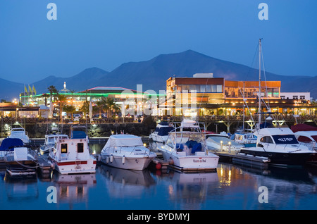 Le barche nel porto di notte, Marina Rubicon, Playa Blanca, Lanzarote, Isole Canarie, Spagna, Europa Foto Stock