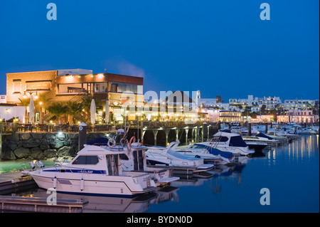 Le barche nel porto di notte, Marina Rubicon, Playa Blanca, Lanzarote, Isole Canarie, Spagna, Europa Foto Stock