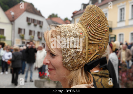 Giovane donna che indossano il tradizionale costume di Wachau con un cappuccio in oro, Festa del Ringraziamento, Spitz, Wachau, Waldviertel Foto Stock