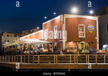 Ristorante, Casa Roja, presso il porto di pesca di notte, Puerto del Carmen, Lanzarote, Isole Canarie, Spagna, Europa Foto Stock