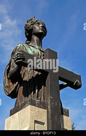 Xix secolo la statua di una donna in possesso di una croce su una tomba di famiglia, Johannisfriedhof cimitero, fondata nel XIII secolo Foto Stock