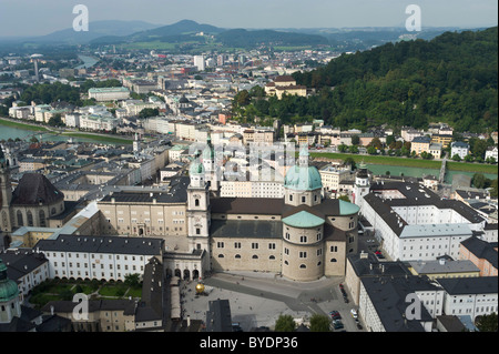 Vista dal castello Hohensalzburg verso nord su Salisburgo, Austria, Europa Foto Stock