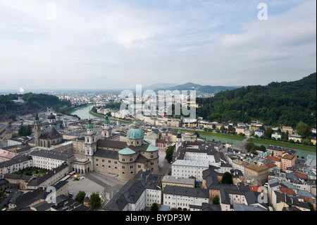 Vista dal castello Hohensalzburg verso nord su Salisburgo, Austria, Europa Foto Stock