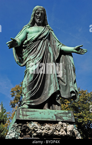 Grande statua di Gesù in un edificio del XIX secolo sulla tomba del cimitero Johannisfriedhof, fondata nel XIII secolo Foto Stock