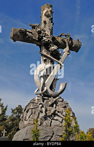 Xix secolo croce grave con il dispositivo di ancoraggio e di corda, Johannisfriedhof cimitero, fondata nel XIII secolo, Brueckenstrasse street 9 Foto Stock