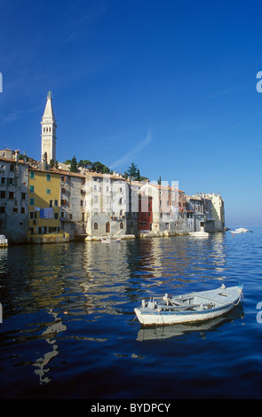 Piccola barca da pesca off Rovigno, Istria, Croazia, Europa Foto Stock