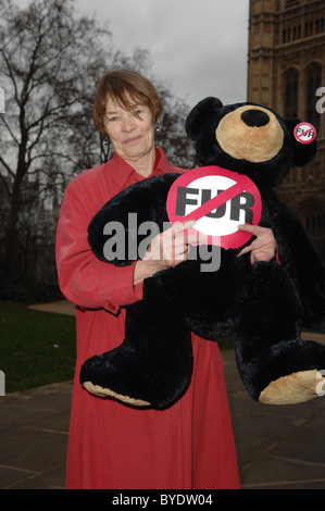 Glenda Jackson MP PETA e MPS UK protesta contro le protezioni del Palazzo' Bearskin Caps Torre Victoria Gardens Londra Inghilterra - 9.1.07 Foto Stock