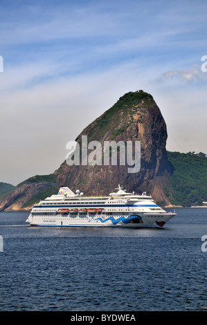 Nave da crociera della compagnia tedesca AIDA Cruises Sugarloaf Montagna in Bahia de Baia Guanabara, entrando nel porto di Rio de Foto Stock