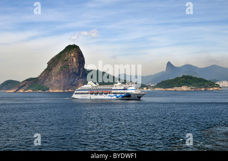 Nave da crociera della compagnia tedesca AIDA Cruises Sugarloaf Montagna in Bahia de Baia Guanabara, entrando nel porto di Rio de Foto Stock