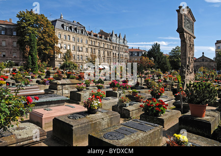 Antiche tombe sui Johannisfriedhof cimitero, fondata nel XIII secolo, Brueckenstrasse 9, Nuernberg, Media Franconia Foto Stock