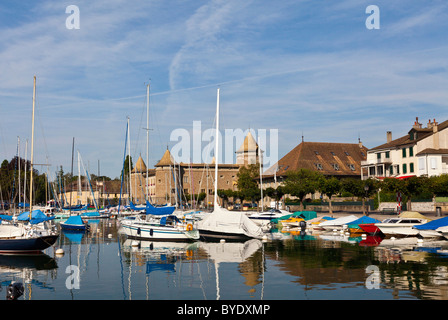 Morges Harbour, Morges castello sul retro del canton Vaud e il Lago di Ginevra, Svizzera, Europa Foto Stock