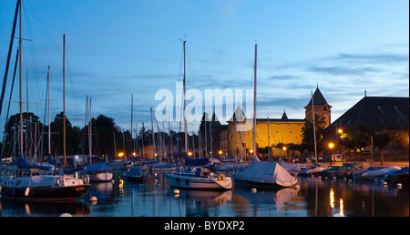 Morges Harbour, Morges castello sul retro del canton Vaud e il Lago di Ginevra, Svizzera, Europa Foto Stock