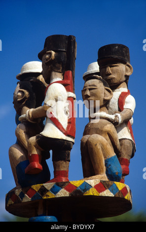 Scultura funeraria dipinta Mahafaly o Malgascio, Tomba Art, Totem, Stele o Aloalo, polizia e prigionieri, Nr Tulear o Toliara, Madagascar Foto Stock