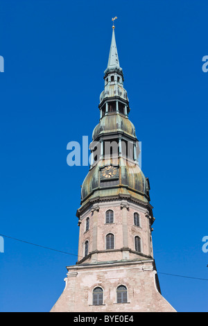 La guglia della chiesa di San Pietro, Peterbaznica, città vecchia, Vecriga, Riga, Lettonia, Nord Europa Foto Stock