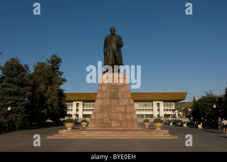 Statua sulla piazza della Repubblica, Almaty in Kazakistan e in Asia centrale Foto Stock