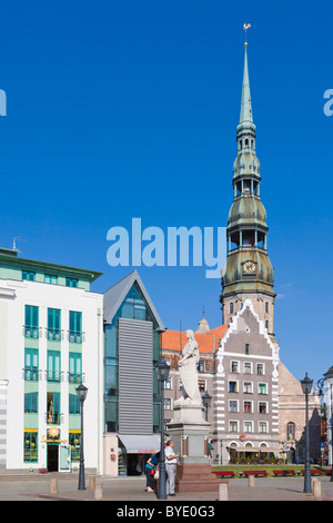 Roland della statua, la chiesa di San Pietro, Peterbaznica, la Town Hall Square, Ratslaukums, città vecchia, Vecriga, Riga, Lettonia Foto Stock