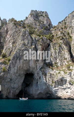Barca davanti la Grotta Bianca e la Grotta Bianca, costa est dell'isola di Capri, Italia, Europa Foto Stock