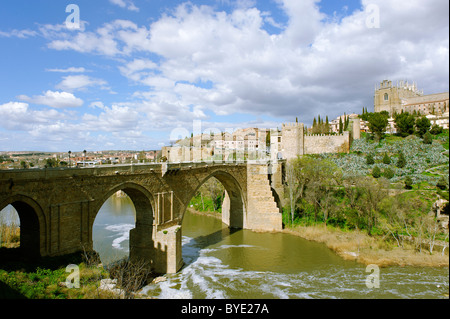 Puente San Martin ponte del Rio Tajo River, Toledo, Castilla la Mancha, in Spagna, Europa Foto Stock