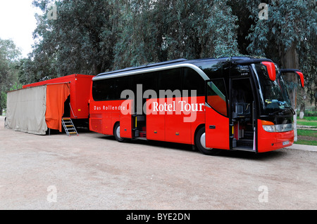 Rotel bus, un tour in pullman con un mobile hotel, in un campeggio di Fez, Marocco, Africa Foto Stock