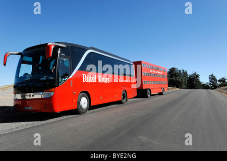 Rotel, un tour in pullman con un mobile hotel, viaggiando su strada da Fez a Erfoud, Marocco, Africa Foto Stock