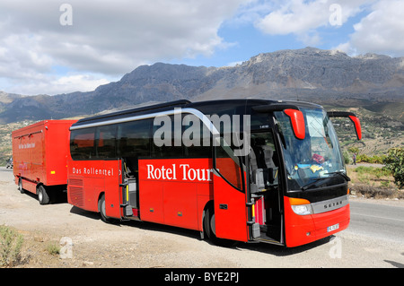 Rotel bus, un tour in pullman con un mobile hotel, viaggiando tra Chefchaouen e Meknes, Marocco, Africa Foto Stock