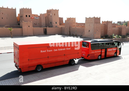 Rotel pullman, un tour in pullman con un mobile hotel, di fronte a una sezione del Museo del Cinema Ouarzazate, Marocco, Africa Foto Stock