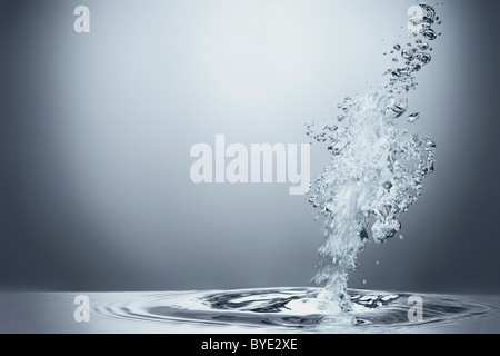 Le bolle di aria gorgogliare in acqua Foto Stock