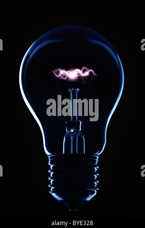 Lampadina con un filamento incandescente nella parte anteriore del nero Foto Stock